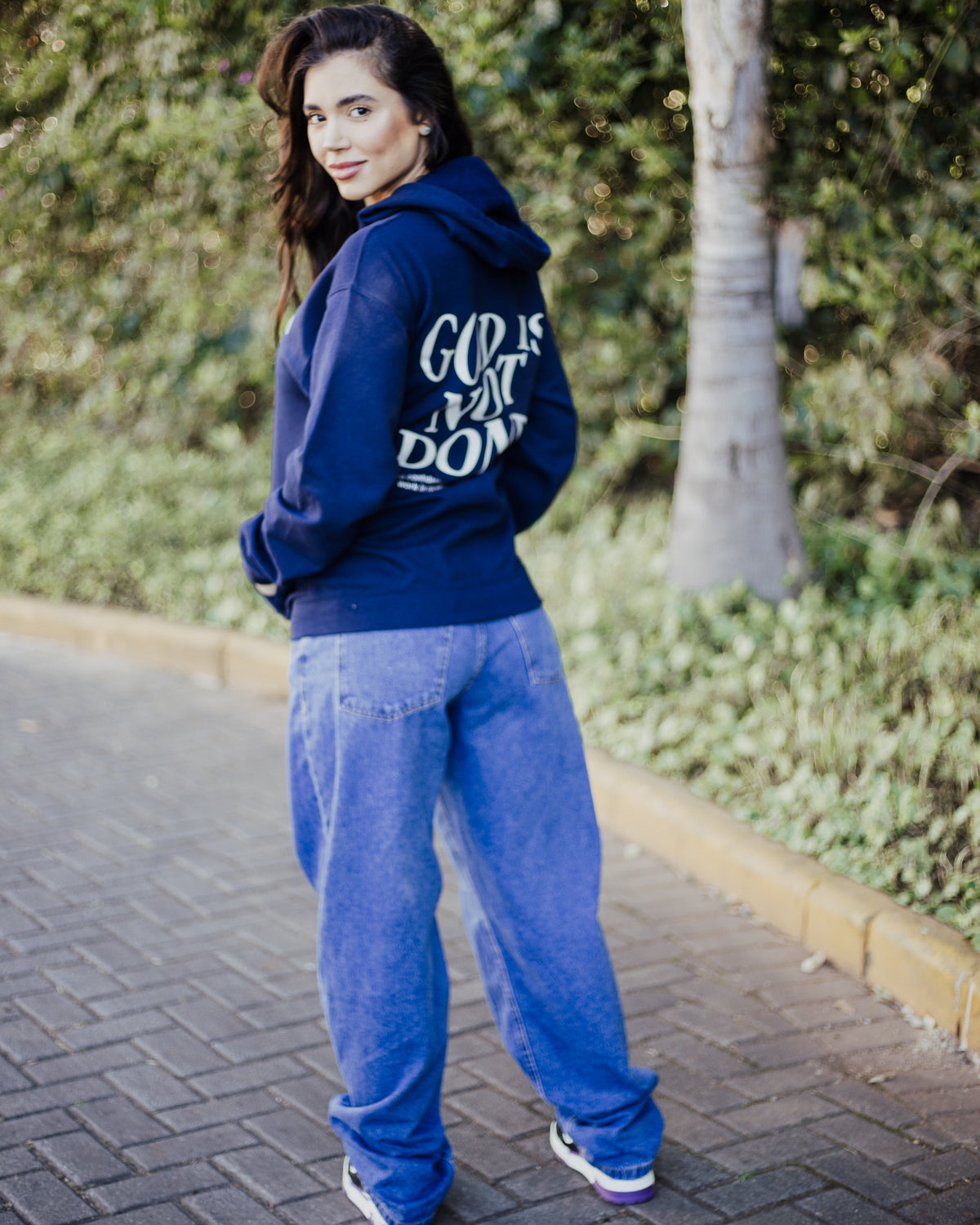 Sudadera con capucha Granate "Dios no ha terminado"