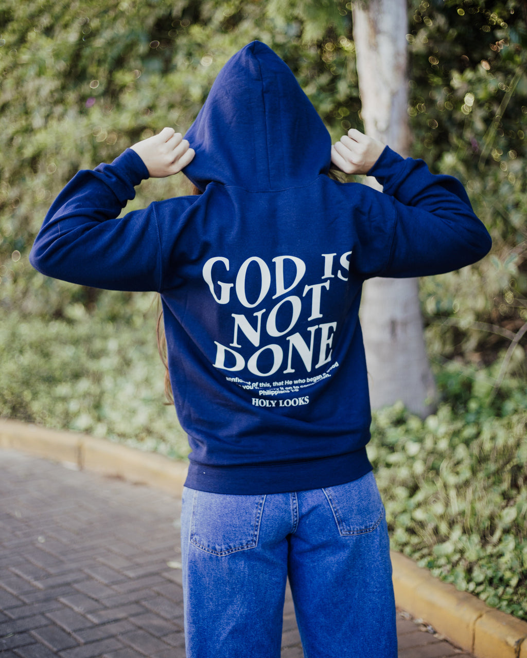 Sudadera con capucha Granate "Dios no ha terminado"