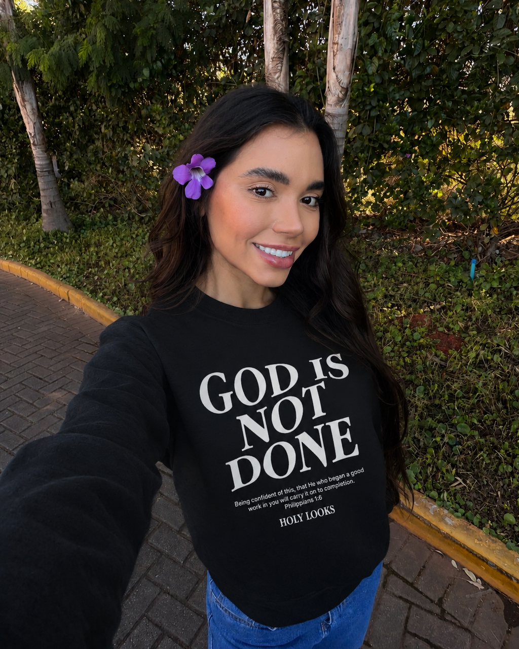 Sudadera Negra "Dios No Ha Terminado"