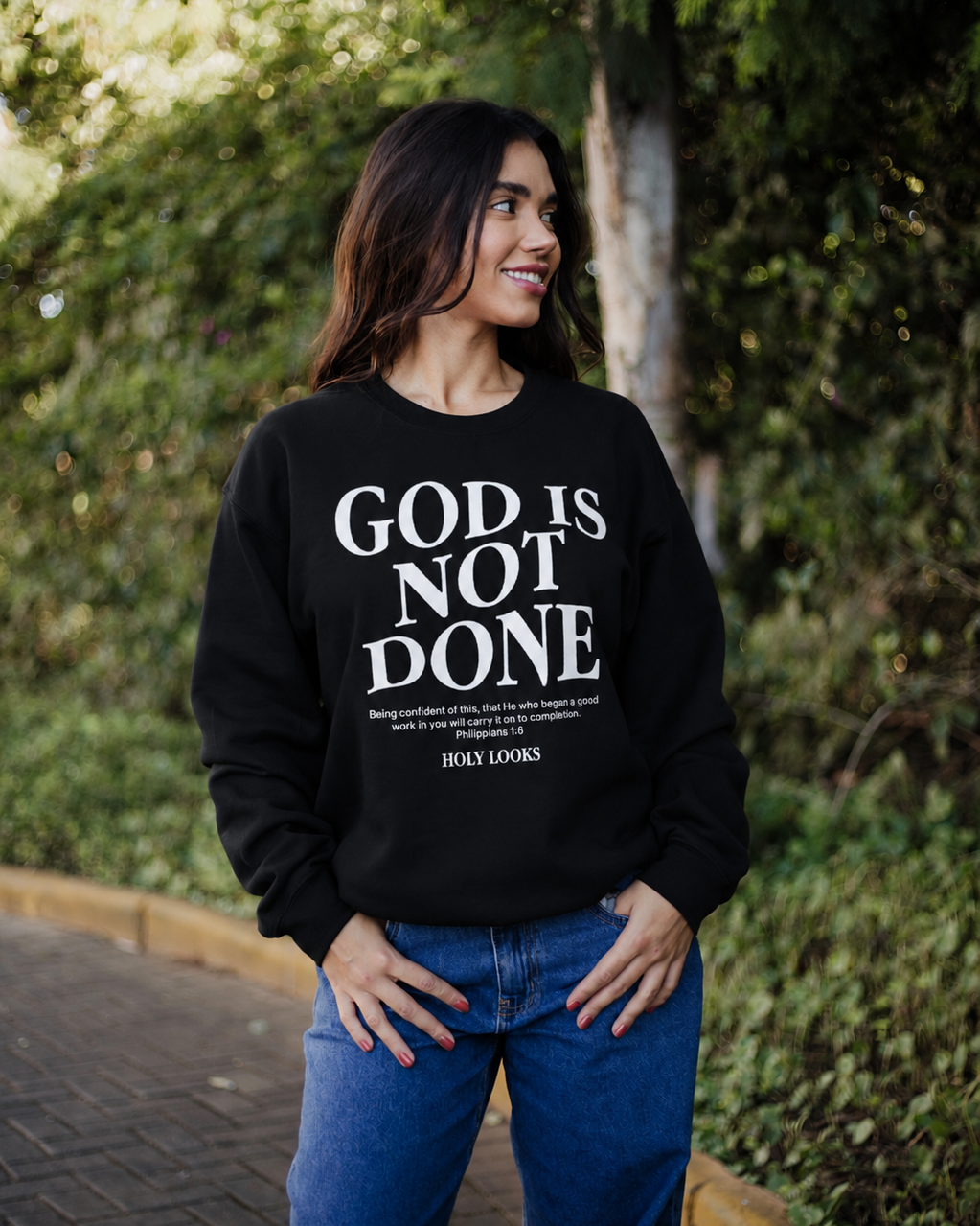 Sudadera Negra "Dios No Ha Terminado"