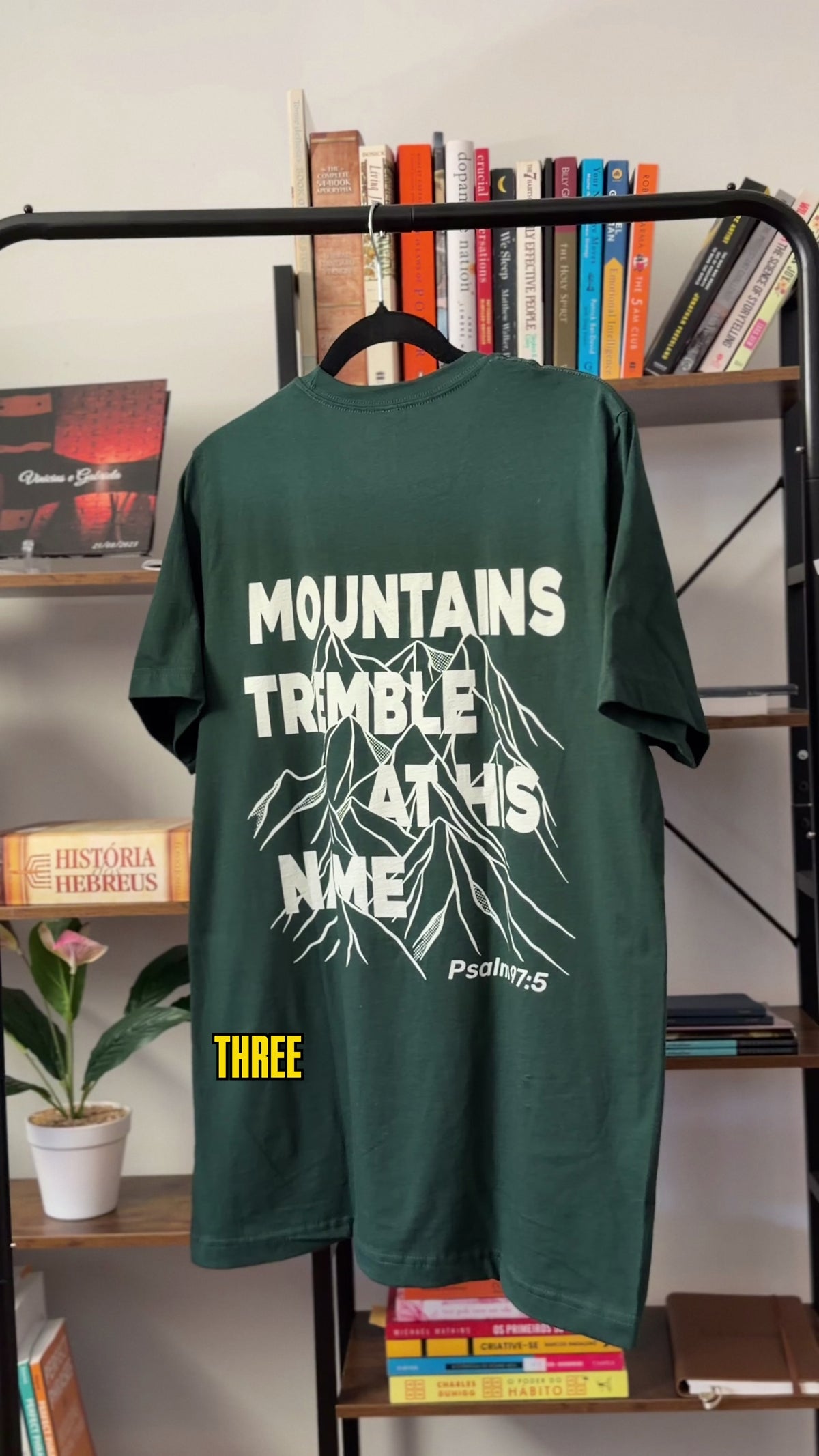 Camiseta Mountains Tremble at His Name
